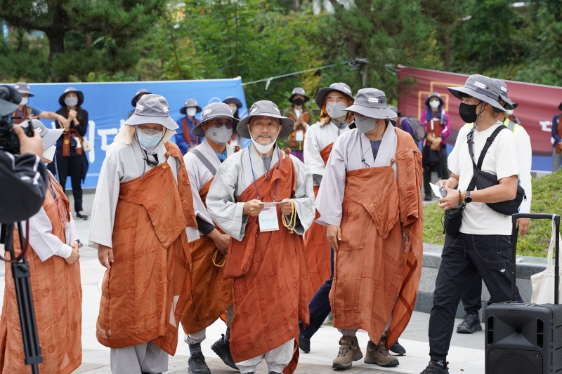 순례대중을 맞이하는 통도사 교구 대중들과 지역민들   (6)